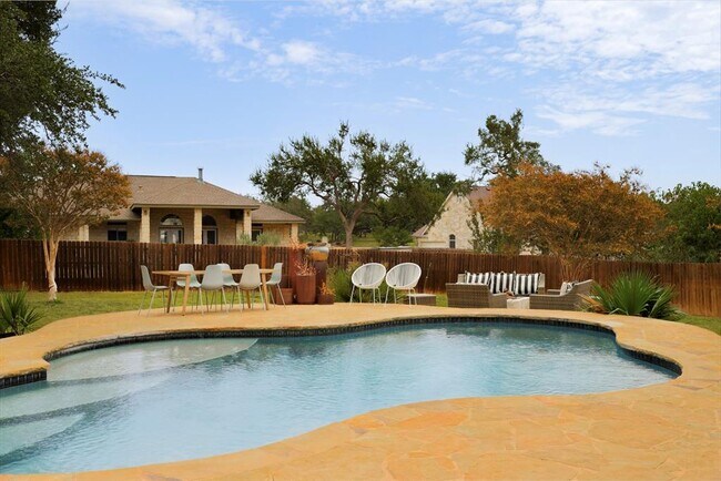 Building Photo - 300 Meadow Oaks Dr
