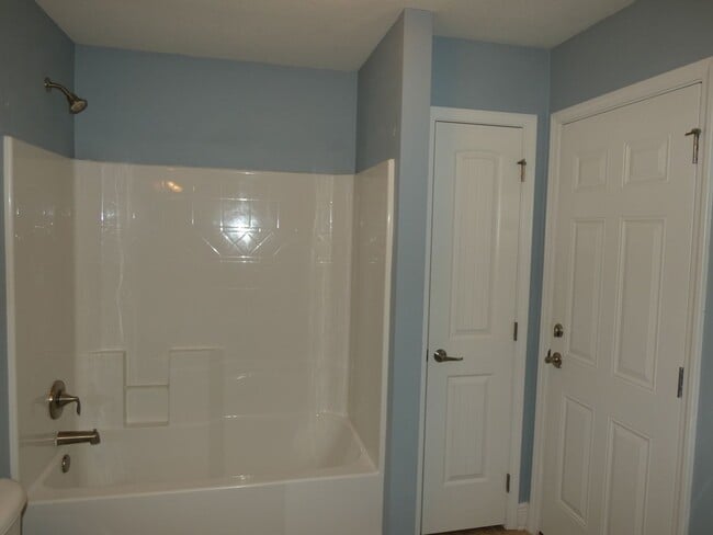 Building Photo - 4bed/3 bath/2 car garage/ 2400 sq ft in Wh...