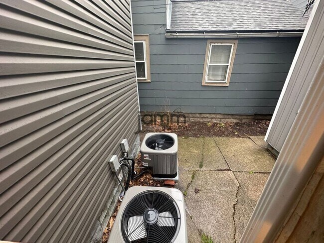 Building Photo - 3026 Monroe Ave