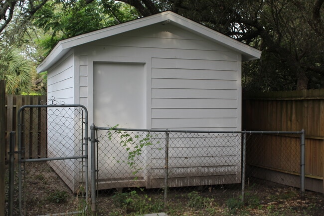 Building Photo - 1414 N Live Oak St