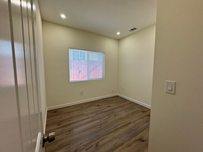 Building Photo - 3 Bedroom 1 bath Unit -