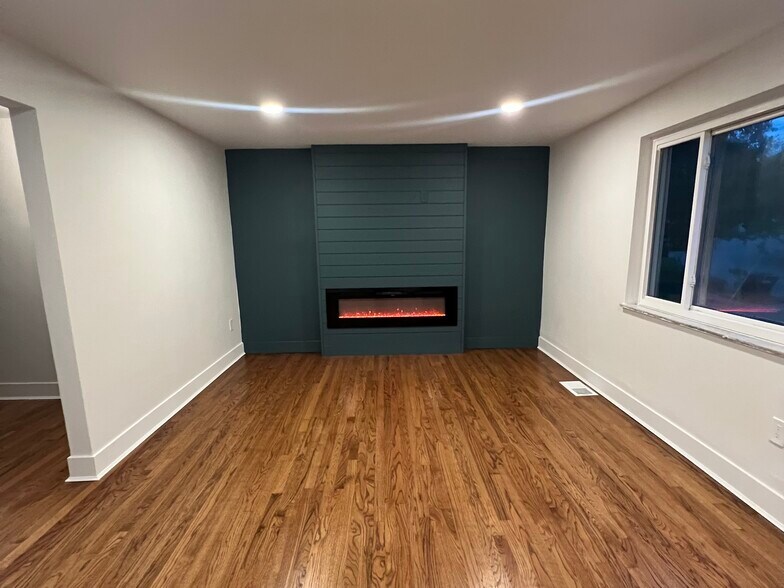 Building Photo - 3275 Gayway Ct