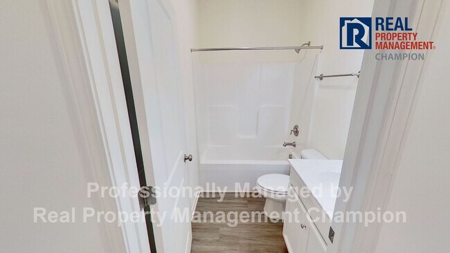 Building Photo - Fabulous Townhome in Heart of Leland