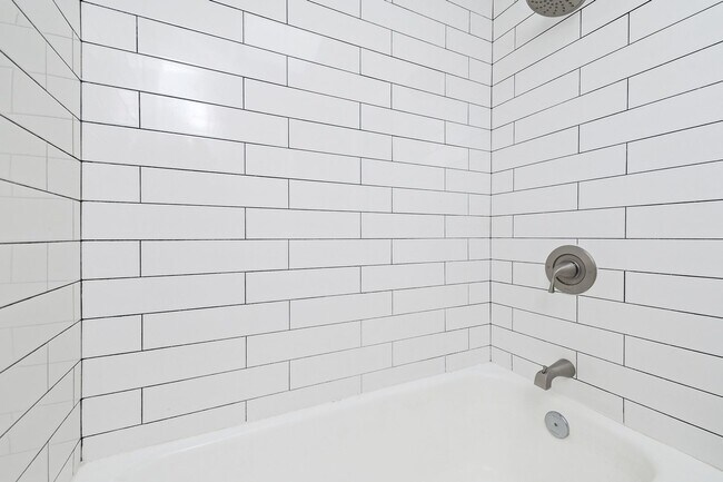 Building Photo - 885 Jaydee Ave