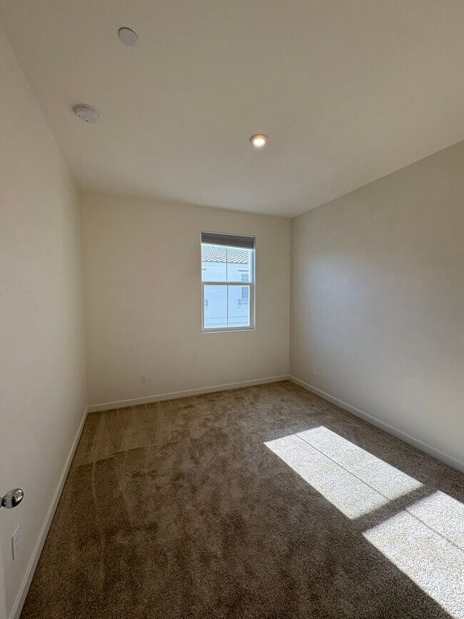 Building Photo - Spacious 3-Bedroom Townhome with Garage and Solar