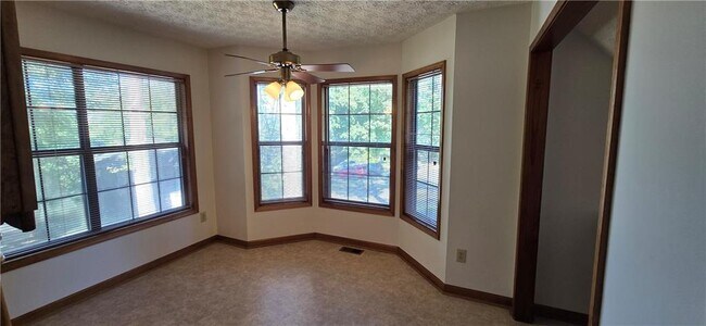 Building Photo - 303 Cacique Ct