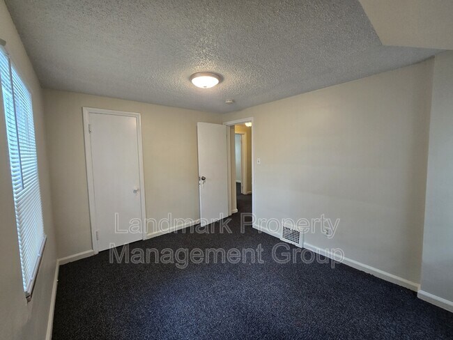 Building Photo - 15205 Maplewood Ave