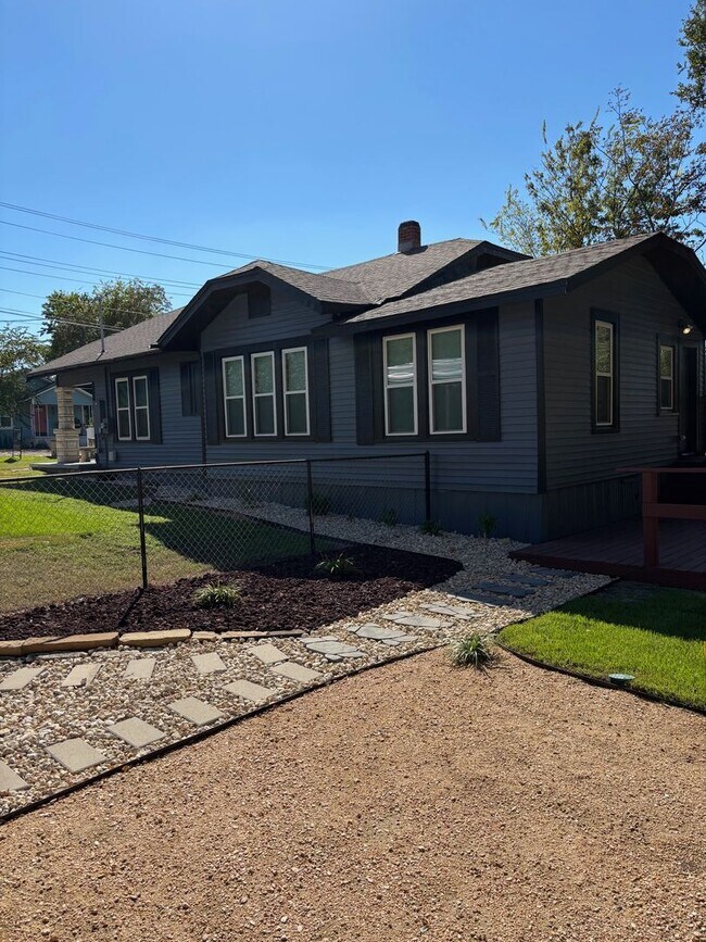 Building Photo - 3 Bedroom 1 Bathroom Downtown Georgetown Home