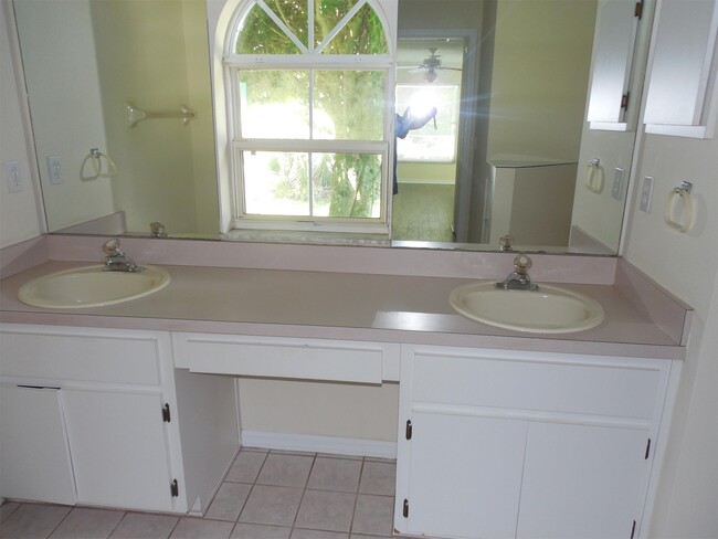 Building Photo - 5592 W Woodside Dr