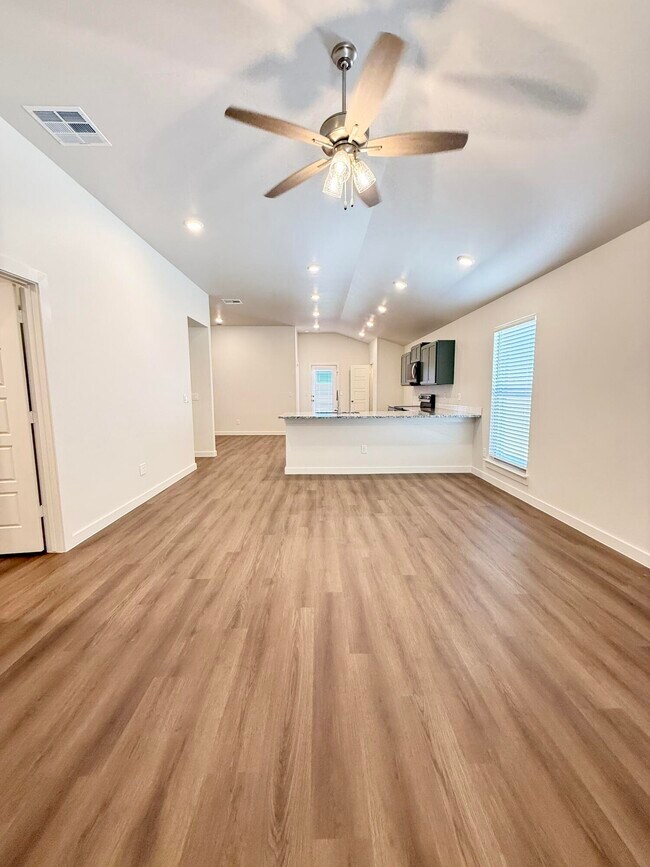 Building Photo - 2130 Langford Ave