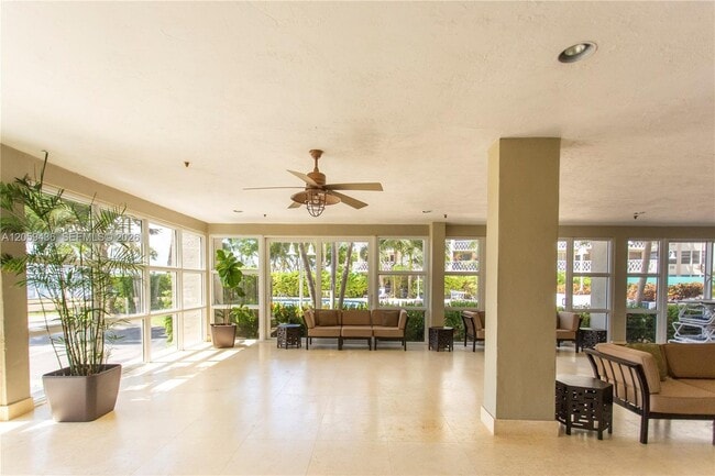 Building Photo - 1420 Brickell Bay Dr