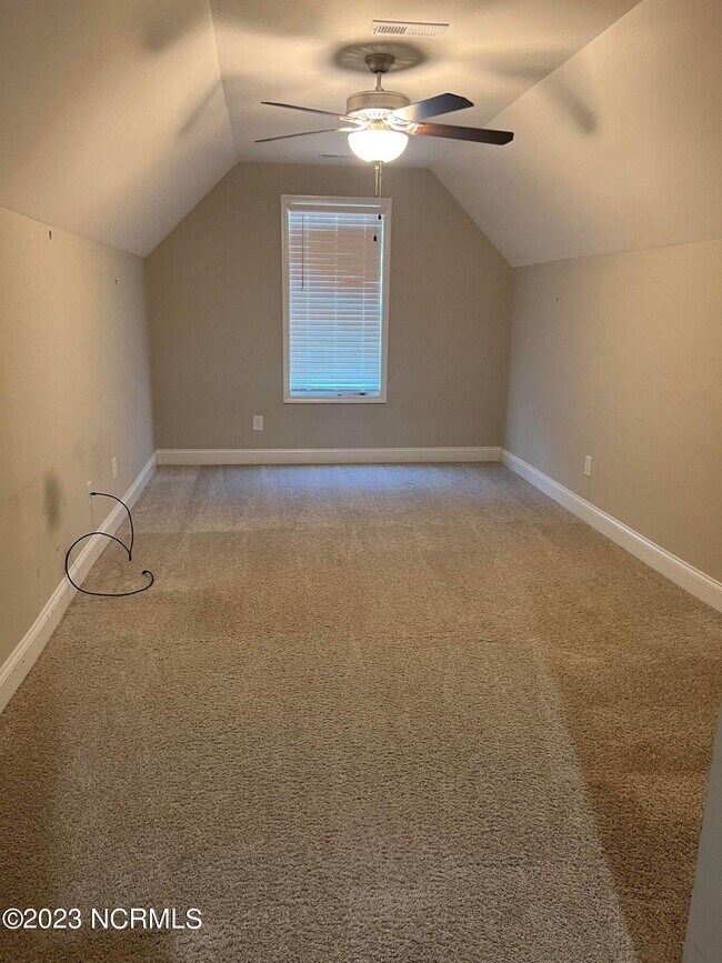 Building Photo - 412 Palisades Dr