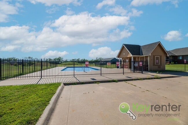 Building Photo - 2311-2313 E Coolwater St Duplex