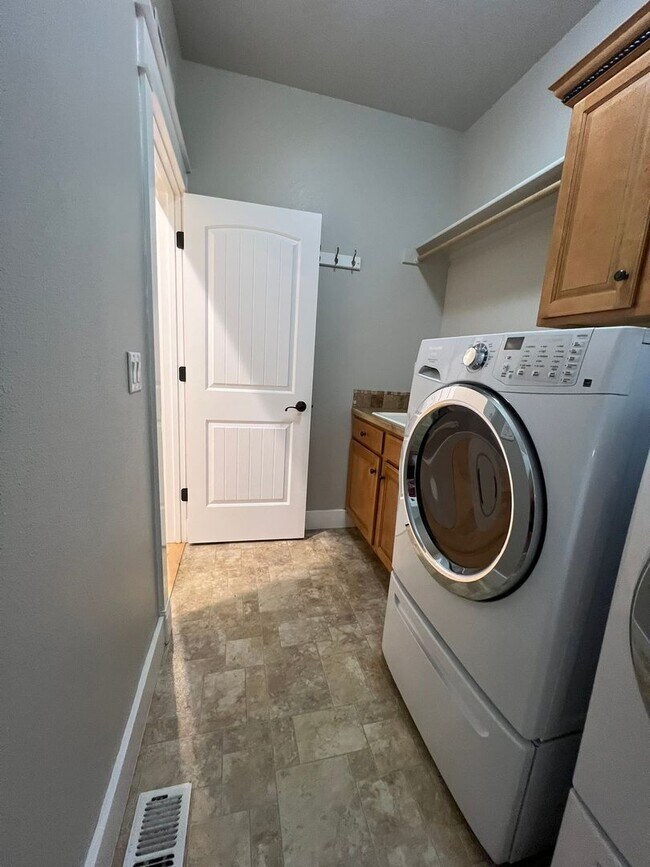 Building Photo - Gorgeous 4 bed 3 bath home in Meridian, ju...