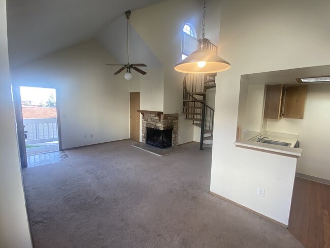 Building Photo - Charming Condo with a Loft!