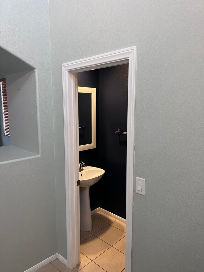 Building Photo - 1927 Silver Crest Ct