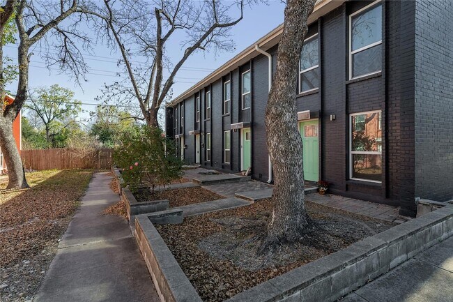 Building Photo - 3820 Southway Dr