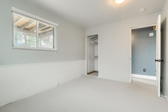 Building Photo - 4 BED 3 BATH HOUSE NEAR CREAK PARK!!!