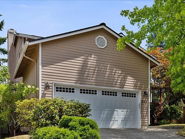 Building Photo - FOR RENT: MRS. CLEAN LIVED HERE! LOVELY HILLSBORO HOME AVAILABLE NOW! 4 BED, 2.5 BATH, 2 CAR GAR,...