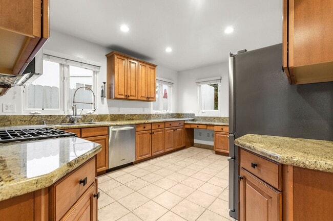 Building Photo - (Ellie:B) 900-902 Havenhurst Drive &amp; 8117 Willoughby Avenue