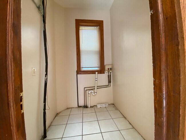 Building Photo - 5619 S Wood St