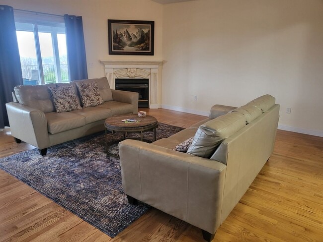 Building Photo - 5 bed 3 bath