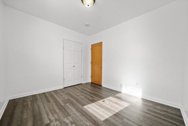 Building Photo - Freshly Renovated 4BR Apartment