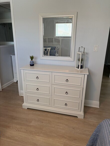 Building Photo - 1100 8th Ave S