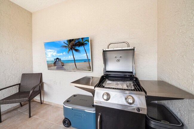 Building Photo - 514 N Birch Rd