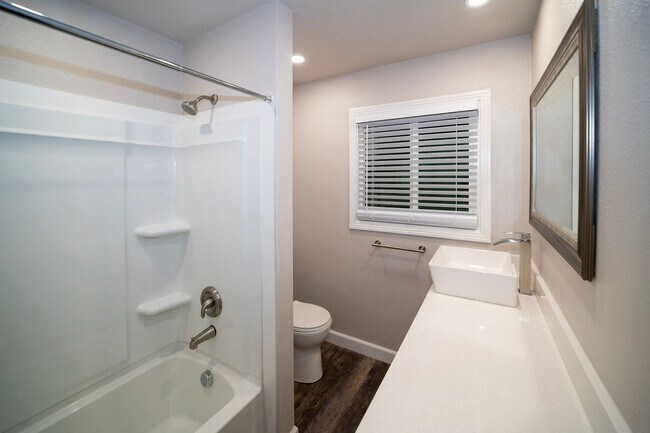 Building Photo - Adorable Duplex Unit with Attached Garage