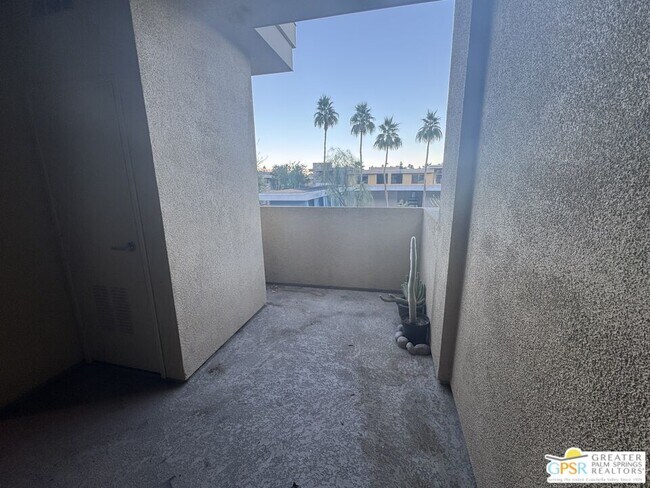 Building Photo - 810 E Palm Canyon Dr
