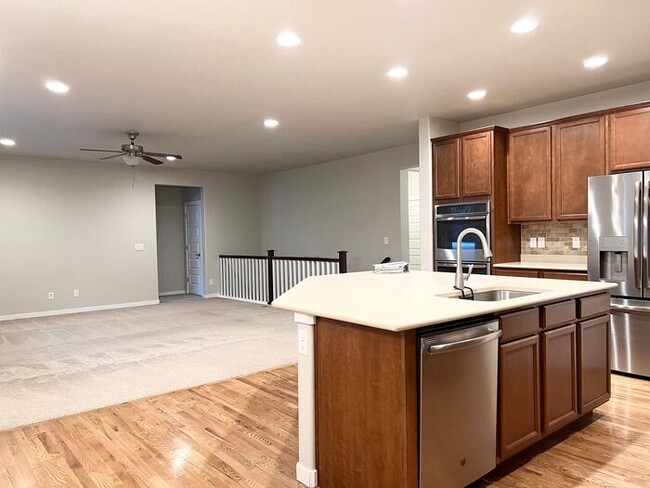 Building Photo - 5 Bedroom/4 Bathroom Ranch Style Home Loca...