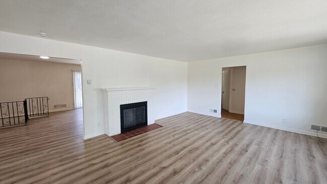 Building Photo - 4600 Mountain Rd NE