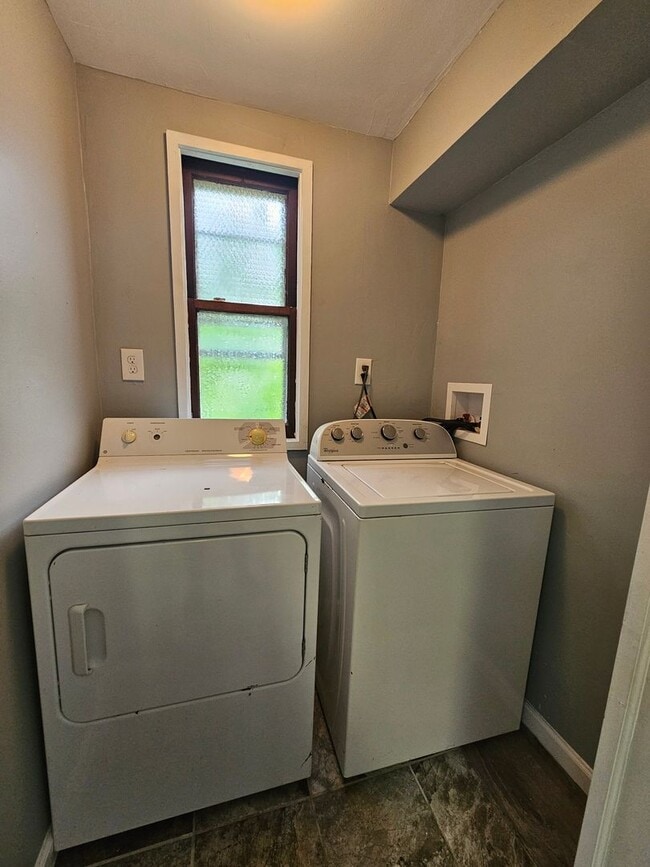 Building Photo - There is a $25 fee per application and eve...