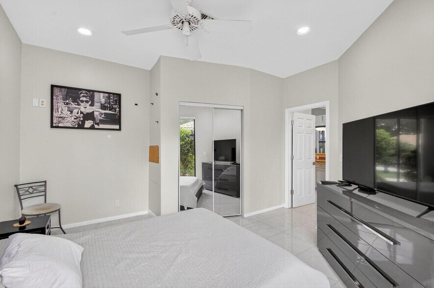 Building Photo - 4465 Barclay Fair Way