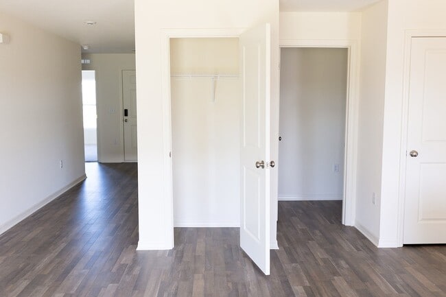 Building Photo - 721 Hillview Loop