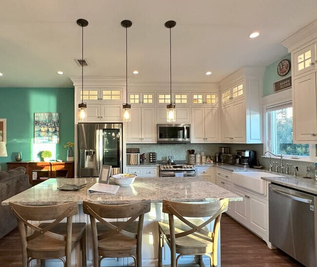 Building Photo - 1113 Pompano Ave