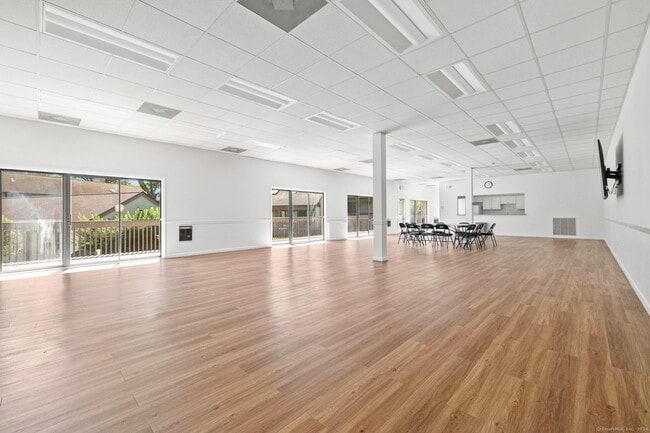 Building Photo - 2437 Bedford St