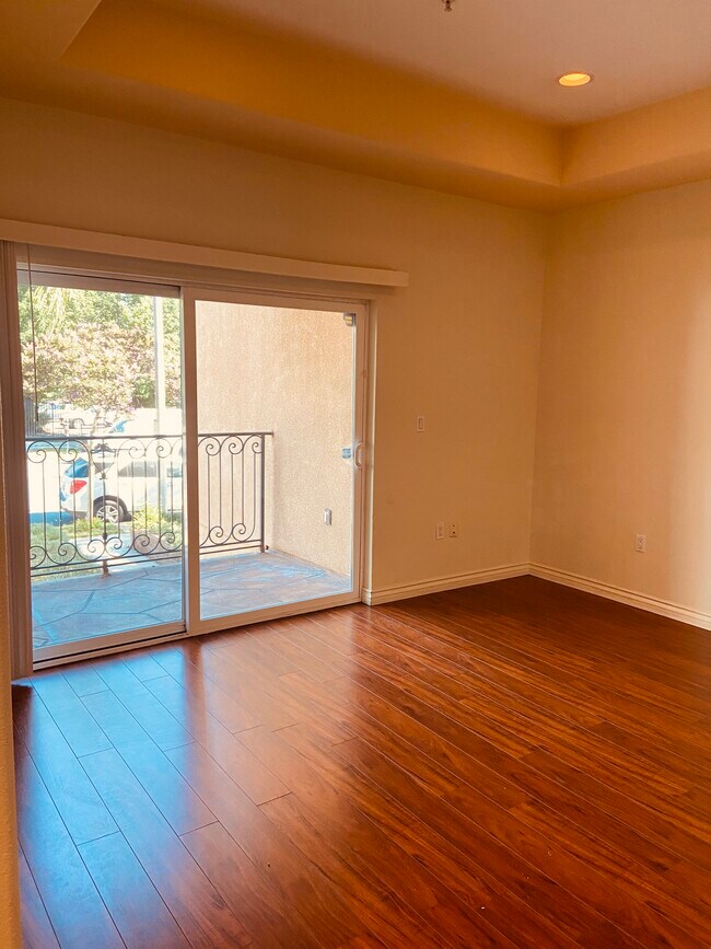 Building Photo - 303 W Verdugo Ave