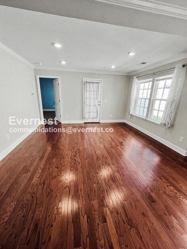 Building Photo - 2007 Oak Trail Dr