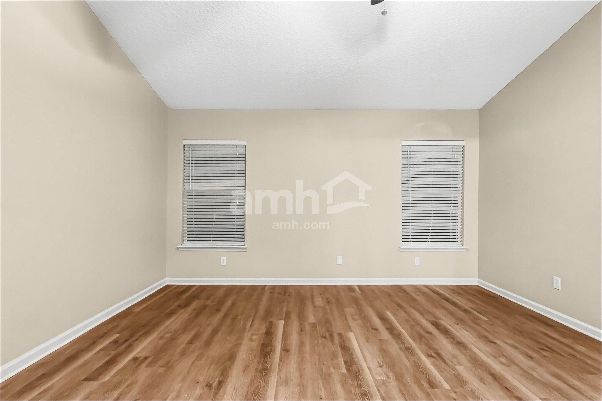 Building Photo - 1379 Samantha Cir E