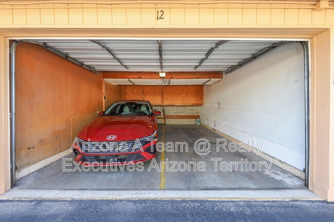 Building Photo - 3008 E 6th St
