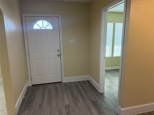 Building Photo - 2501 Maple St