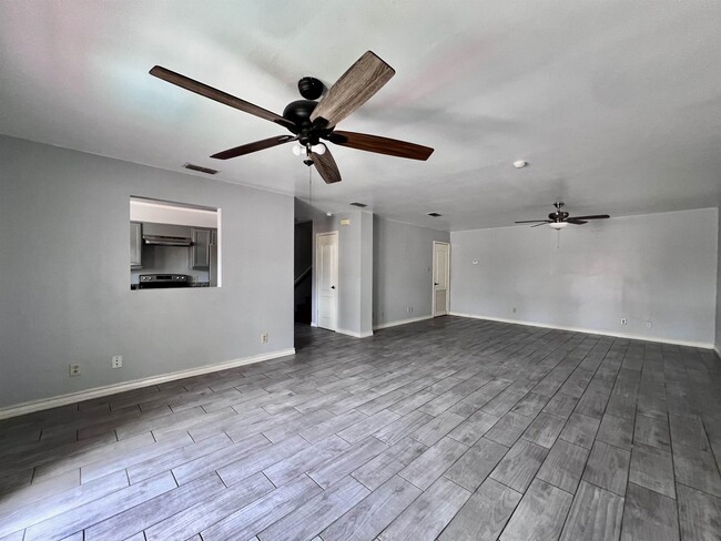 Building Photo - 207 Martingale