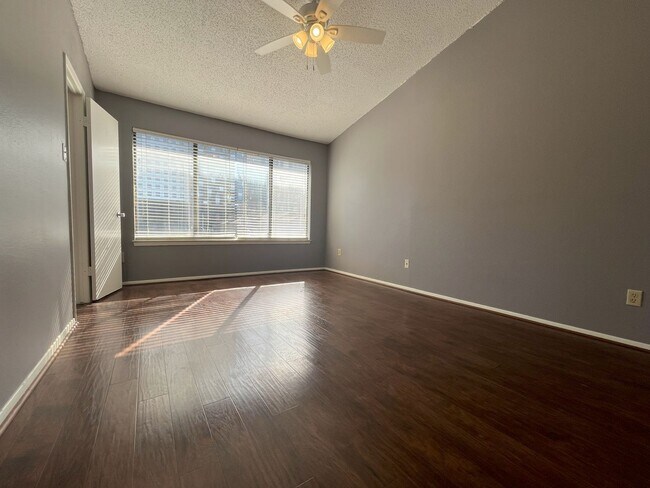 Building Photo - 2/2, Walk to Campus and Reserved Parking!