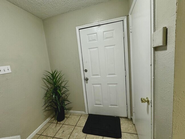 Building Photo - 1300 Hillside Rd
