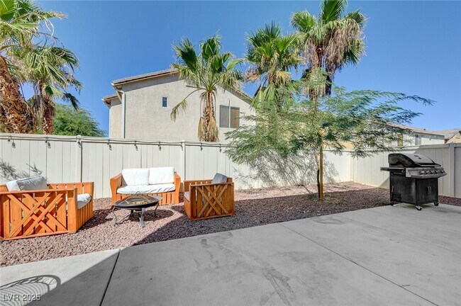 Building Photo - 2586 Begonia Valley Ave