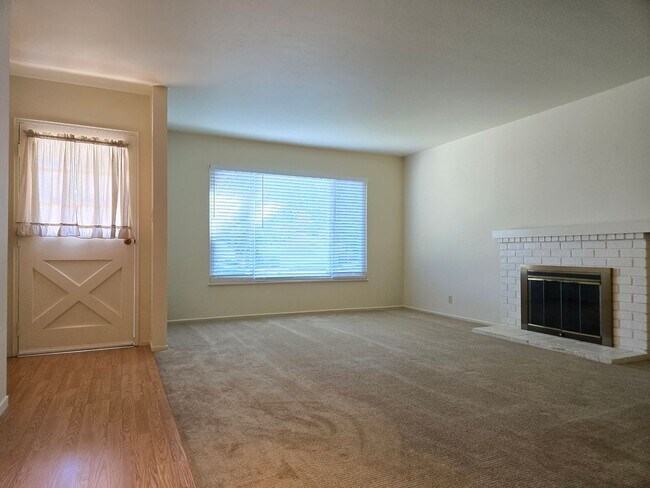 Building Photo - Renovated Home with New Kitchen, Stainless...