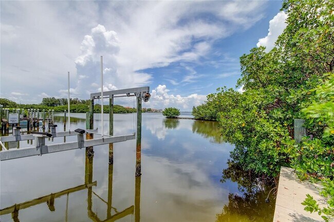 Building Photo - 1575 Pinellas Bayway S