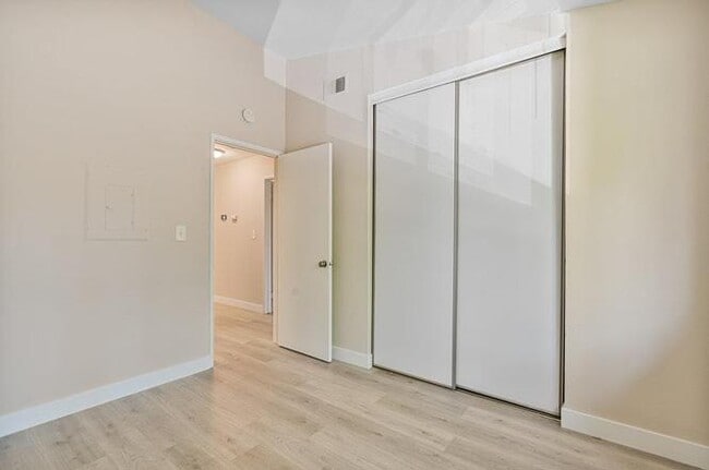 Building Photo - 331 Shadow Run Dr